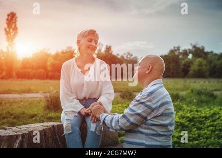 un couple senior heureux et charmant datant de l'été dans un parc ensoleillé et avoir du romantisme Banque D'Images