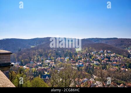 Vue sur la vallée avec la ville de Wernigerode. Saxe-Anhalt, Allemagne Banque D'Images