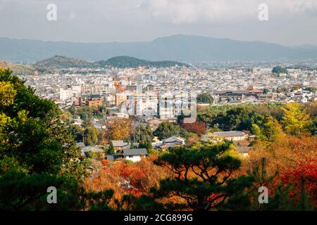 Vue panoramique sur la ville de Kyoto depuis le temple Jojakko-ji à Arashiyama, Kyoto, Japon Banque D'Images