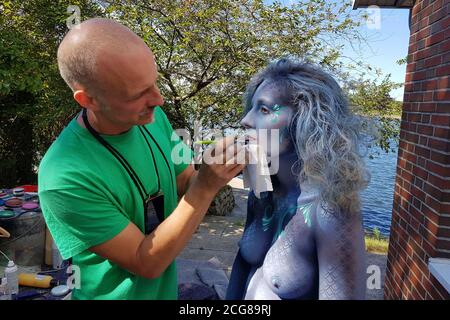 Wilhelmshaven, Allemagne. 08 septembre 2020. GEEK ART - Bodypainting et Transformaking: Enrico et le modèle Janina se préparant au tournage de l'Aquaman et Mermaid dans la baie de Jade à Wilhelmshaven le 8 septembre 2020 - UN projet du photographe Tschiponnique Skupin et du peintre du corps Enrico Lein | usage dans le monde crédit: dpa/Alay Live News Banque D'Images