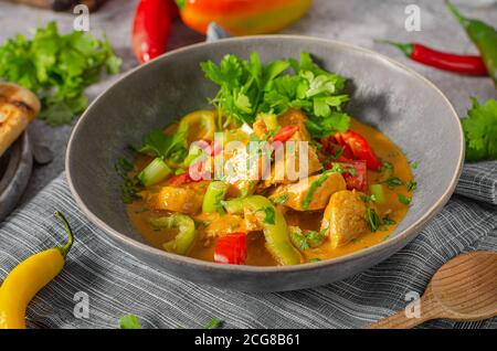 Repas indien épicé avec de la viande, des légumes et du pain Banque D'Images