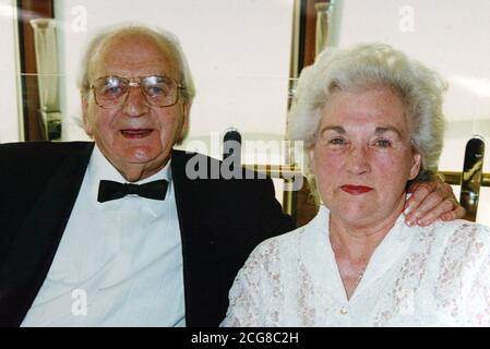 Non daté collectez l'image de l'ancien militaire de la RAF et voisin du Premier ministre Tony Blair, Owen Willoughby, 84 ans, avec sa femme Joan, qui est décédée, la veille d'un déjeuner de pub historique avec le Premier ministre et le président américain George Bush à Sedgefield, dans le comté de Durham. Owen Willoughby vivait directement en face du domicile de la circonscription de M. Blair, Myrobella House, et devait déjeuner avec le Président demain, lors de sa visite d'État en Grande-Bretagne. Banque D'Images