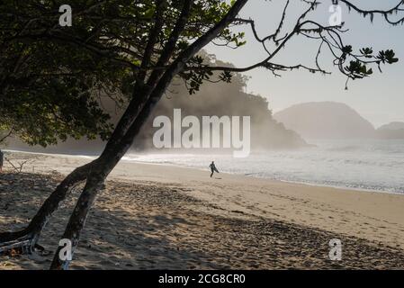 Surfeur à Felix Beach, à Ubatuba, se Brésil Banque D'Images