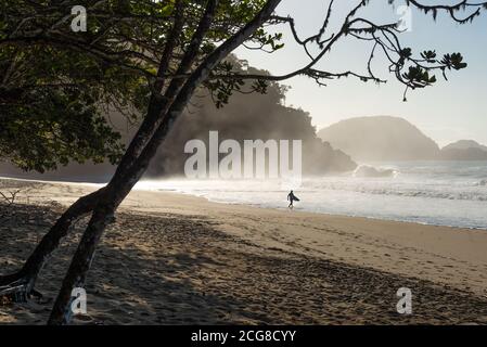 Surfeur à Felix Beach, à Ubatuba, se Brésil Banque D'Images