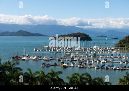 Bateaux amarrés dans une marina de Paraty, au Brésil Banque D'Images