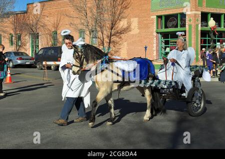 Deux femmes vêtues d'anges participent au Buena Vista Equine Parade à Buena Vista, Colorado. Banque D'Images