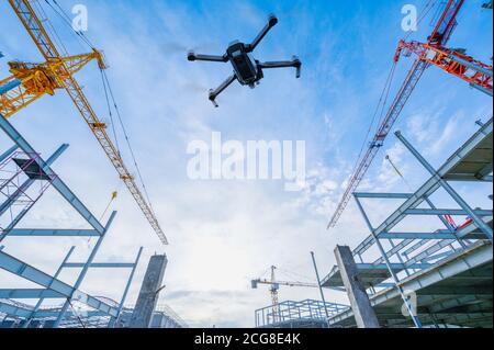 Drone sur le site de construction. Vidéosurveillance ou inspection industrielle Banque D'Images