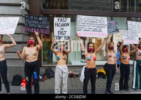 Londres, Royaume-Uni. 09e septembre 2020. Londres, Royaume-Uni. Des membres du groupe de campagne sur l'environnement de la rébellion contre l'extinction ont manifesté à l'intérieur d'une vitrine pour protester contre l'industrie de la mode à H&M à Oxford Street, dans le centre de Londres. Crédit photo: Ioannis Alexopoulos/Alay Live News Banque D'Images