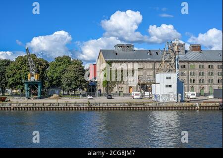 Port de Norrkoping et rivière Motala début septembre 2020. Cette zone est en cours de réaménagement en zone résidentielle, mais l'ancien moulin sera conservé. Banque D'Images