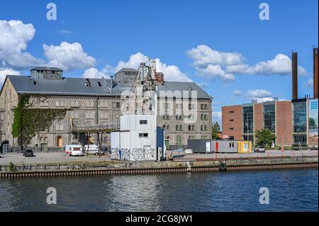 Port de Norrkoping et rivière Motala début septembre 2020. Cette zone est en cours de réaménagement en zone résidentielle, mais l'ancien moulin sera conservé. Banque D'Images