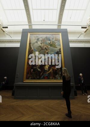 Un visiteur regarde le martyre de Saint-Georges de Paolo Veronese, exposé pour la première fois en dehors de l'Italie, lors d'un aperçu de presse pour l'exposition Veronese: Magnificence in Renaissance Venise à la National Gallery, Londres. Banque D'Images