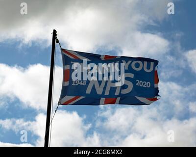 Gros plan d'un grand drapeau au-dessus d'une cabane de plage, en cours, avec un message remerciant le NHS pour son service particulièrement pendant la pandémie Covid-19 de 2020 Banque D'Images