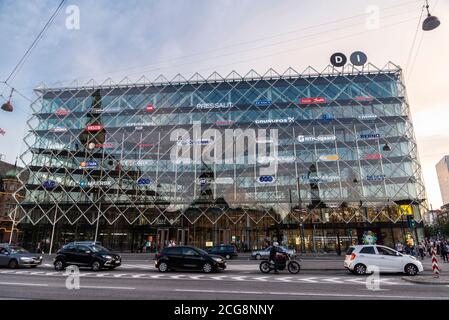 Copenhague, Danemark - 26 août 2019: Voitures et motos en ligne devant un bâtiment du Q-Park Industriens Hus, compagnie de stationnement Banque D'Images