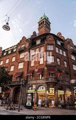 Copenhague, Danemark - 26 août 2019 : place de l'hôtel de ville ou Rådhuspladsen avec Hard Rock Cafe, Seven Eleven et les gens autour dans le centre de Copenhague Banque D'Images