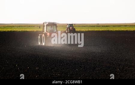 Tracteur épandage d'engrais artificiels. Transport, agricole. Banque D'Images