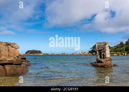 Oratoire Saint Guirec sur la plage de la baie de Saint Guirec. Côte de granit rose, Perros Guirec, Bretagne, France. Banque D'Images