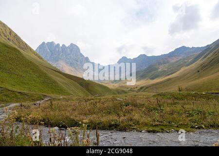 Trekking Caucase - passe de Chaukhi, de Juta à Roshka dans le nord de la Géorgie Banque D'Images