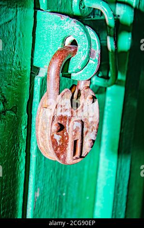 Cadenas doré sur une vieille armoire en bois vert Banque D'Images