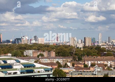 Vue sur Londres, Angleterre, Royaume-Uni depuis Tower Hamlets, y compris la Orbit Tower à Parc olympique, Stratford Banque D'Images