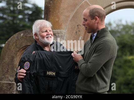 Le duc de Cambridge (à droite) parle avec le fondateur du Service de secours communautaire (CRS) et le commandant régional Sean McCarry lors d'une visite au CRS au parc national de Cave Hill dans le cadre de sa visite de Belfast. Banque D'Images