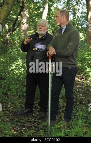 Le duc de Cambridge (à droite) parle avec le fondateur du Service de secours communautaire (CRS) et le commandant régional Sean McCarry lors d'une visite au CRS au parc national de Cave Hill dans le cadre de sa visite de Belfast. Banque D'Images