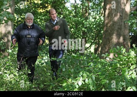 Le duc de Cambridge (à droite) parle avec le fondateur du Service de secours communautaire (CRS) et le commandant régional Sean McCarry lors d'une visite au CRS au parc national de Cave Hill dans le cadre de sa visite de Belfast. Banque D'Images