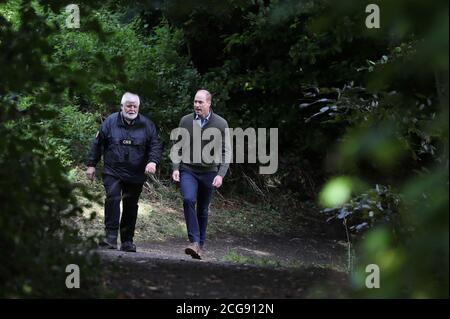 Le duc de Cambridge (à droite) parle avec le fondateur du Service de secours communautaire (CRS) et le commandant régional Sean McCarry lors d'une visite au CRS au parc national de Cave Hill dans le cadre de sa visite de Belfast. Banque D'Images