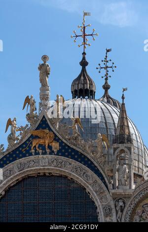 Veneig, Markusplatz (Piazza San Marco), Markusdom (Basilica di San Marco), Kuppeln mit Figur des heiligen Markus Banque D'Images