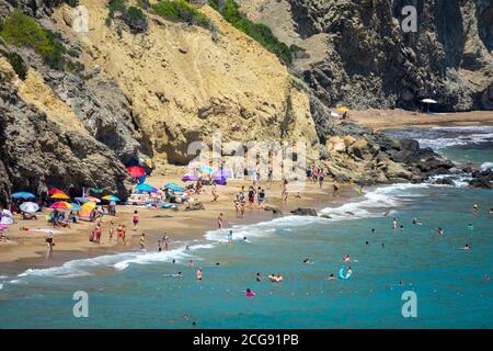 Photo de la plage d'Agua Blanca en juillet 2020 sur l'île espagnole d'Ibiza, au bord de la mer Méditerranée. Il est situé dans la municipalité de Santa Eulˆria des Riu et à 6.4 miles au nord-est de la ville de Santa Eulˆria des Riu. Banque D'Images