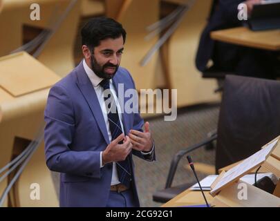 Le secrétaire à la Justice, Humza Yousaf, lors d'un débat sur le projet de loi sur les crimes haineux et l'ordre public au Parlement écossais, à Édimbourg. Banque D'Images