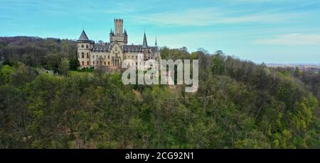 Château de Marienburg près de Hanovre sur une colline boisée, tourné à une grande distance du terrain public Banque D'Images