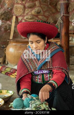 Péruviens portant des vêtements indigènes typiques dans les rues de l' Centres historiques de Cusco au Pérou Banque D'Images