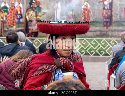 Péruviens portant des vêtements indigènes typiques dans les rues de l' Centres historiques de Cusco au Pérou Banque D'Images