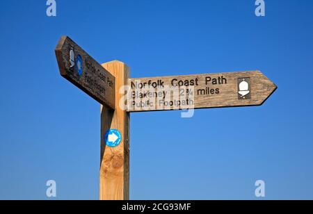 Un Fingerpost donnant des indications sur le chemin de la côte de Norfolk à North Norfolk à CLEY à côté de la mer, Norfolk, Angleterre, Royaume-Uni. Banque D'Images