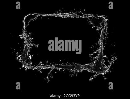 Éclaboussures de rectangle d'eau isolées sur fond noir. Forme de gros plan abstraite avec espace libre pour le texte. Banque D'Images