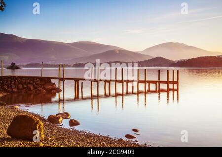 Lever de soleil sur l'eau de Derwent Brandelhow, Lake District, Cumbria, England, UK Banque D'Images