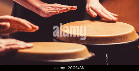 Gros plan de musicien main jouant des bongos tambours. Rhum. Mains d'un musicien jouant sur des bongs. Le musicien joue le bongo Banque D'Images