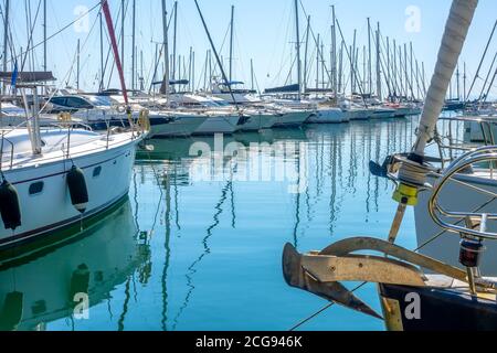 Jour d'été ensoleillé. Petite ville grecque. Il y a beaucoup de yachts à voile dans une marina Banque D'Images