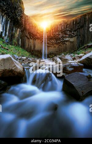 Cascade Svartifoss avec piliers en pierre de basalte, Islande. Une des plus belles chutes d'eau d'Islande. Prise de vue HDR. Banque D'Images