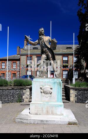 Statue de Thomas Paine à l'extérieur de Kings House et de l'église paroissiale de St Peters, Thetford Town, Norfolk, Angleterre, Royaume-Uni Banque D'Images