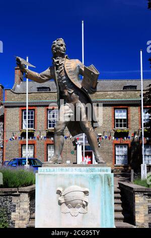 Statue de Thomas Paine à l'extérieur de Kings House et de l'église paroissiale de St Peters, Thetford Town, Norfolk, Angleterre, Royaume-Uni Banque D'Images