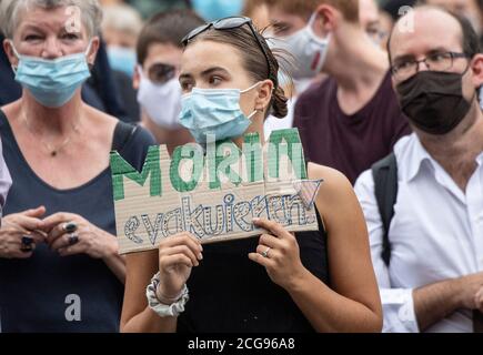 09 septembre 2020, Hessen, Francfort-sur-le-main: Après le feu dévastateur dans le camp de réfugiés grec Moria, plusieurs centaines de personnes manifestent sur le Römerberg à Francfort contre la politique de réfugiés de l'UE et pour l'accueil des réfugiés en Allemagne. Le camp de réfugiés est désespérément surpeuplé depuis des années. Selon le ministère grec des migrations, quelque 12,600 000 réfugiés et migrants y vivent actuellement, avec une capacité de seulement 2,800 places. Plusieurs incendies ont éclaté à Moria dans la nuit de mercredi. Photo : Boris Roessler/dpa Banque D'Images