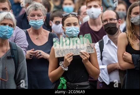 09 septembre 2020, Hessen, Francfort-sur-le-main: Après le feu dévastateur dans le camp de réfugiés grec Moria, plusieurs centaines de personnes manifestent sur le Römerberg à Francfort contre la politique de réfugiés de l'UE et pour l'accueil des réfugiés en Allemagne. Le camp de réfugiés est désespérément surpeuplé depuis des années. Selon le ministère grec des migrations, quelque 12,600 000 réfugiés et migrants y vivent actuellement, avec une capacité de seulement 2,800 places. Plusieurs incendies ont éclaté à Moria dans la nuit de mercredi. Photo : Boris Roessler/dpa Banque D'Images