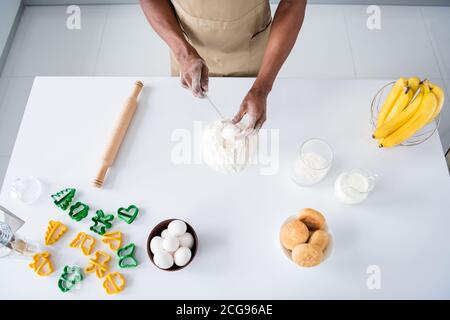 Haut au-dessus de la vue grand angle vue courte courte vue rapprochée de son il elle elle gentil gars confiserie faire du pain frais doux tarte à la pizza en oughtant la farine en brisant les œufs Banque D'Images