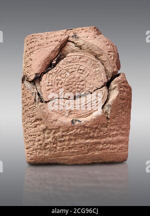 Tablette d'argile cuneiform Hittite, Hattusa, Royaume Hittite 1600-1200 av. J.-C., Musée archéologique de Bogazkale, Turquie. Arrière-plan gris Banque D'Images