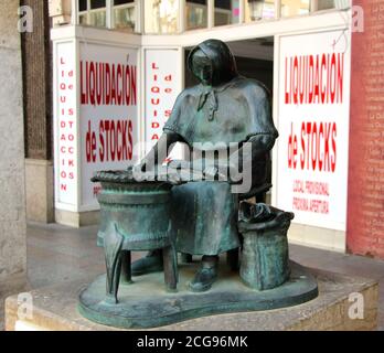 La Castanera vendeur de châtaignes grillées par le sculpteur aveugle Daniel Calvo Perez inauguré le 2 juillet 1999 à Palencia Castille Et Leon Espagne Banque D'Images