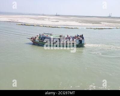 MAWA, BANGLADESH - 09 MARS 2020 : les passagers traversent la rivière Padma en ferry à Mawa, au Bangladesh. Les ferries sont souvent surchargés au Bangladesh et Banque D'Images