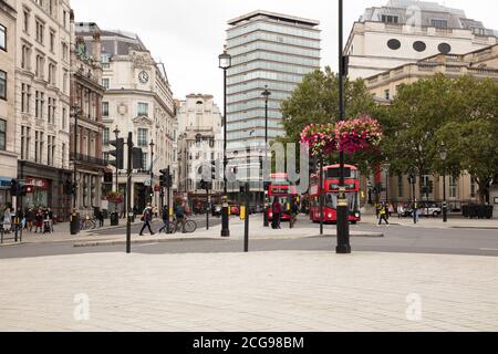 Cockspur Street est l'une des routes menant de Trafalgar Square à d'autres parties de Londres. Banque D'Images