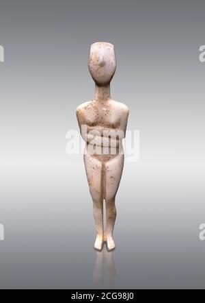 Statuette de figurine femelle : type canonique Cycladique, variété Kapsala. Début de la période des Cyclades II, (2800-2300 av. J.-C.), ' Musée d'Art des Cyclades Athènes. Gris Banque D'Images