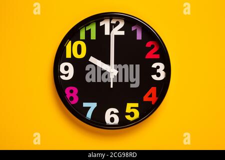 horloge murale colorée à dix heures Banque D'Images